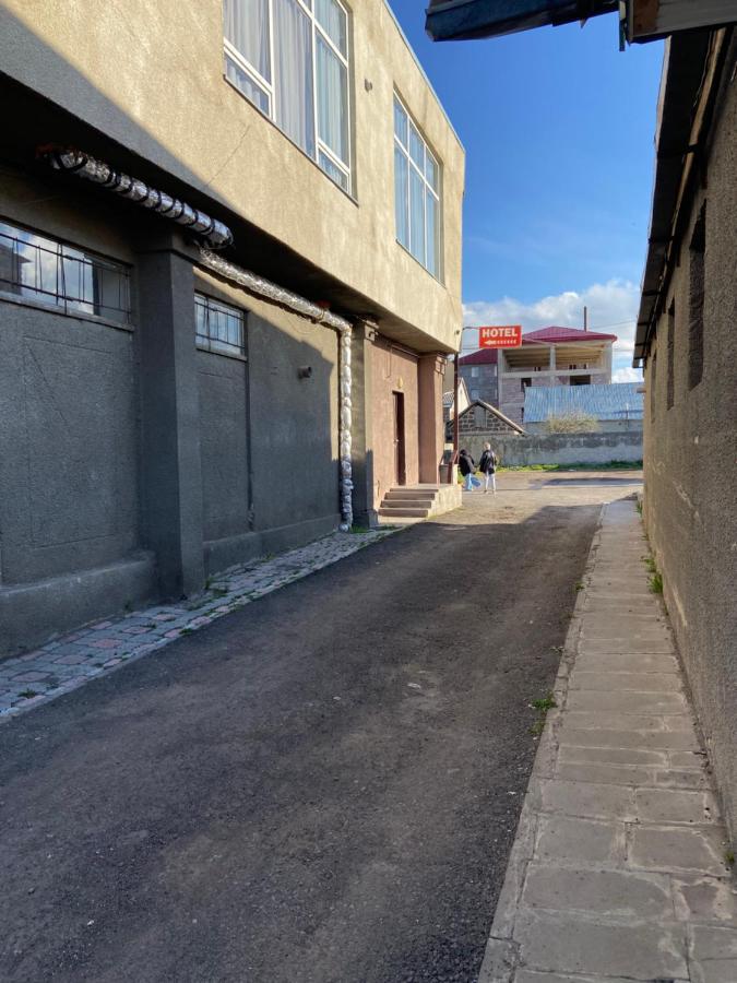 Hotel Sv Ninotsminda Buitenkant foto