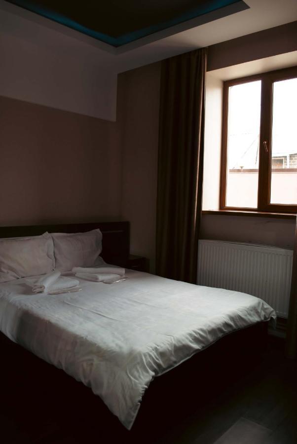 Hotel Sv Ninotsminda Buitenkant foto
