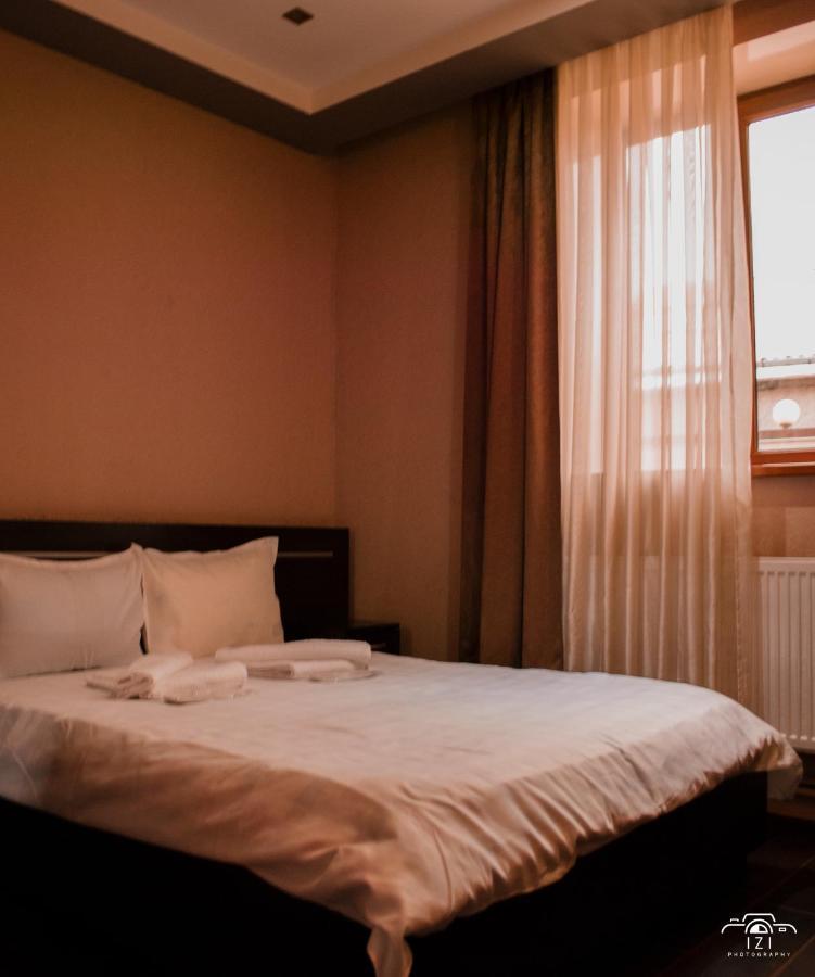 Hotel Sv Ninotsminda Buitenkant foto